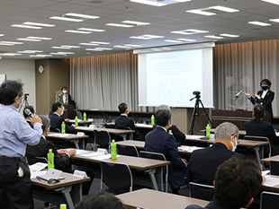 活動報告会の様子