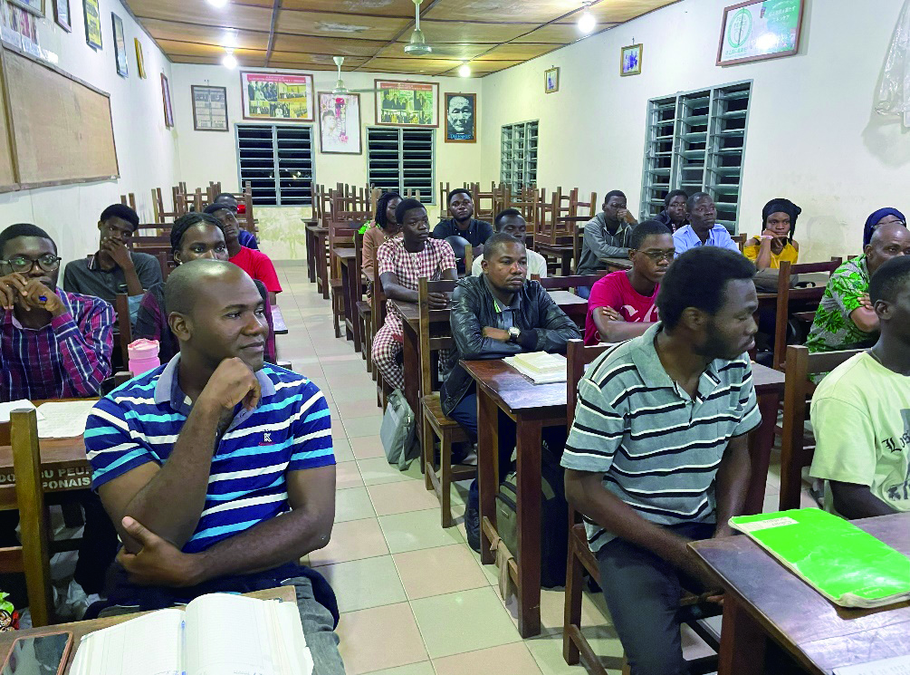 日本語学校の教室の様子